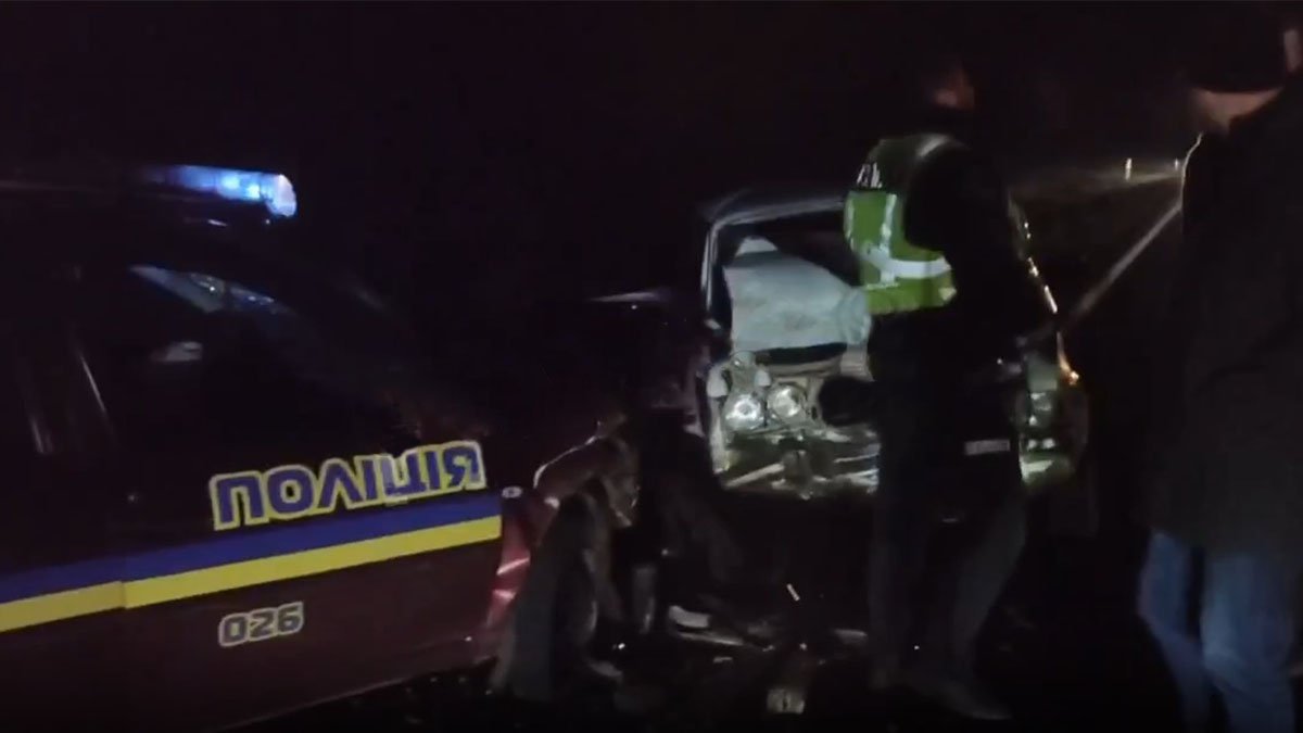 Один погибший, 5 пострадавших: в Днепропетровской области столкнулись ВАЗ и полицейский автомобиль