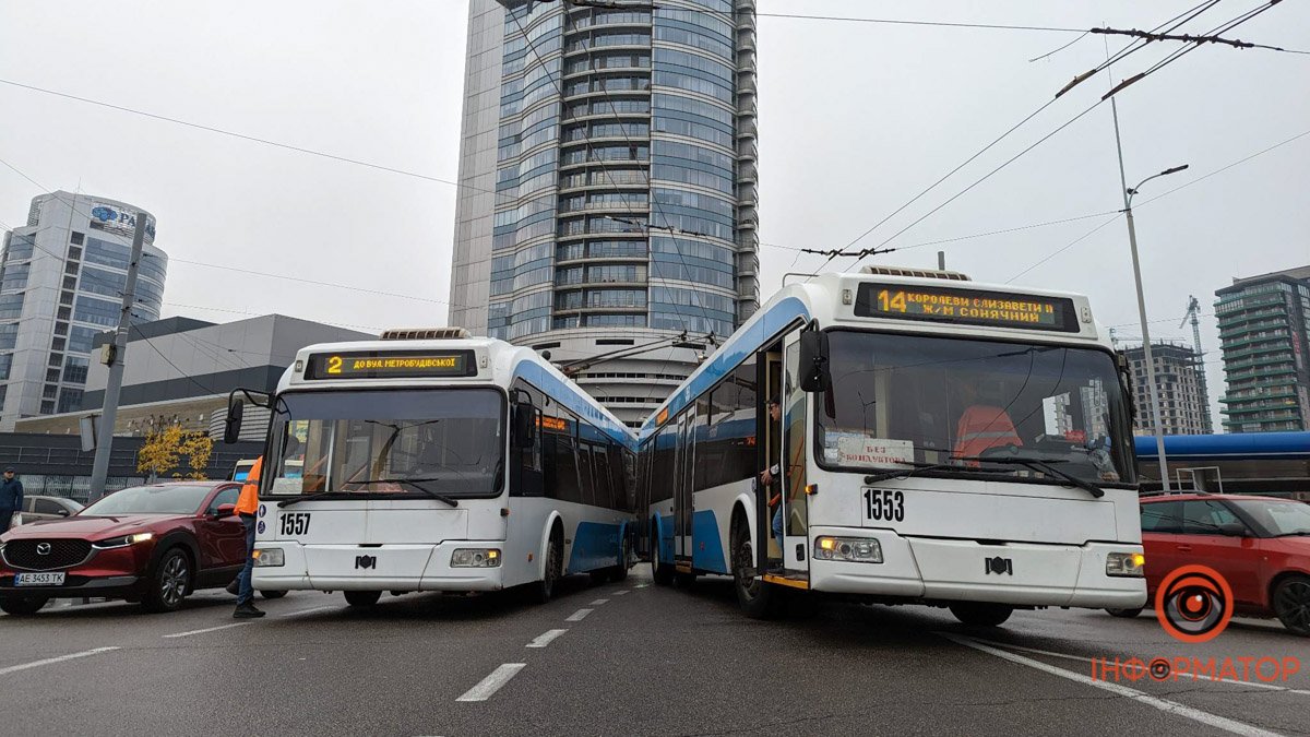 В Днепре на заезде на Новый мост столкнулись два троллейбуса: движение осложнений