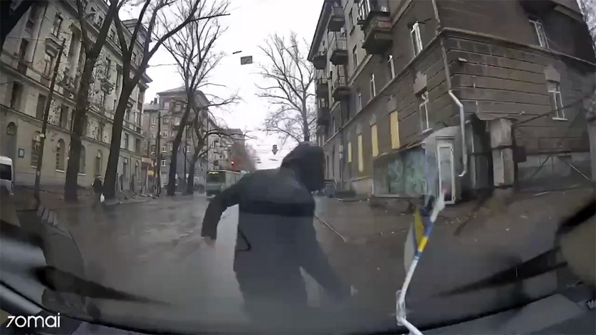 В Днепре мужчина перебегал дорогу и чуть не попал под колеса: видео