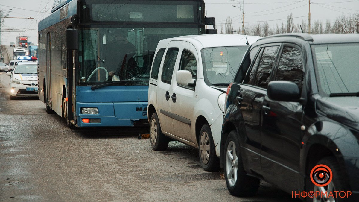 У Дніпрі на Слобожанському проспекті після ДТП чоловік погрожував водієві автобуса №88 ножем