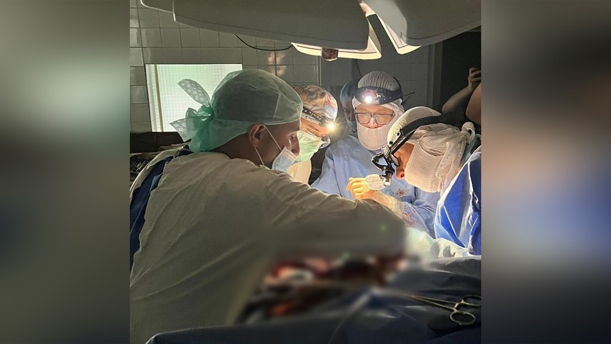 Лікарі з ліхтариками на лобі: у Дніпрі провели унікальну операцію без світла