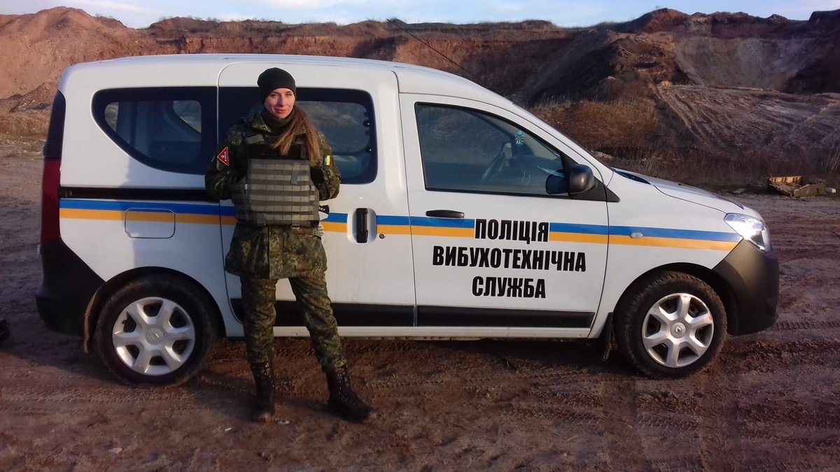 Поліцейська з Дніпропетровської області розміновує звільнені території України