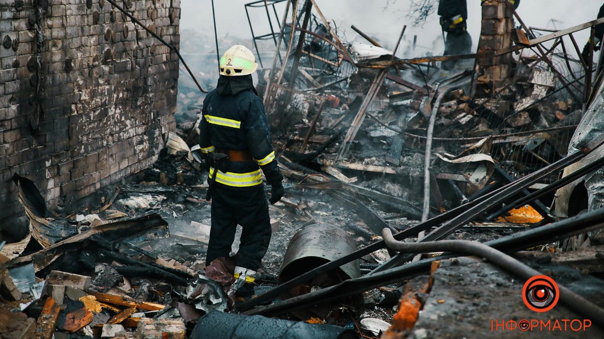 Під завалами можуть бути ще люди, пошкодило навчальні заклади: рятувальники про ракетний удар по Дніпру