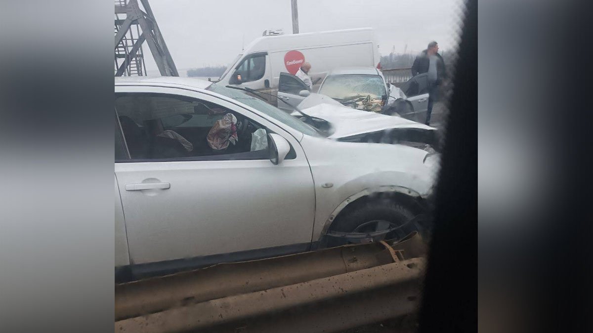 У Дніпрі на Амурському мосту зіштовхнулись 4 машини: є потерпілі