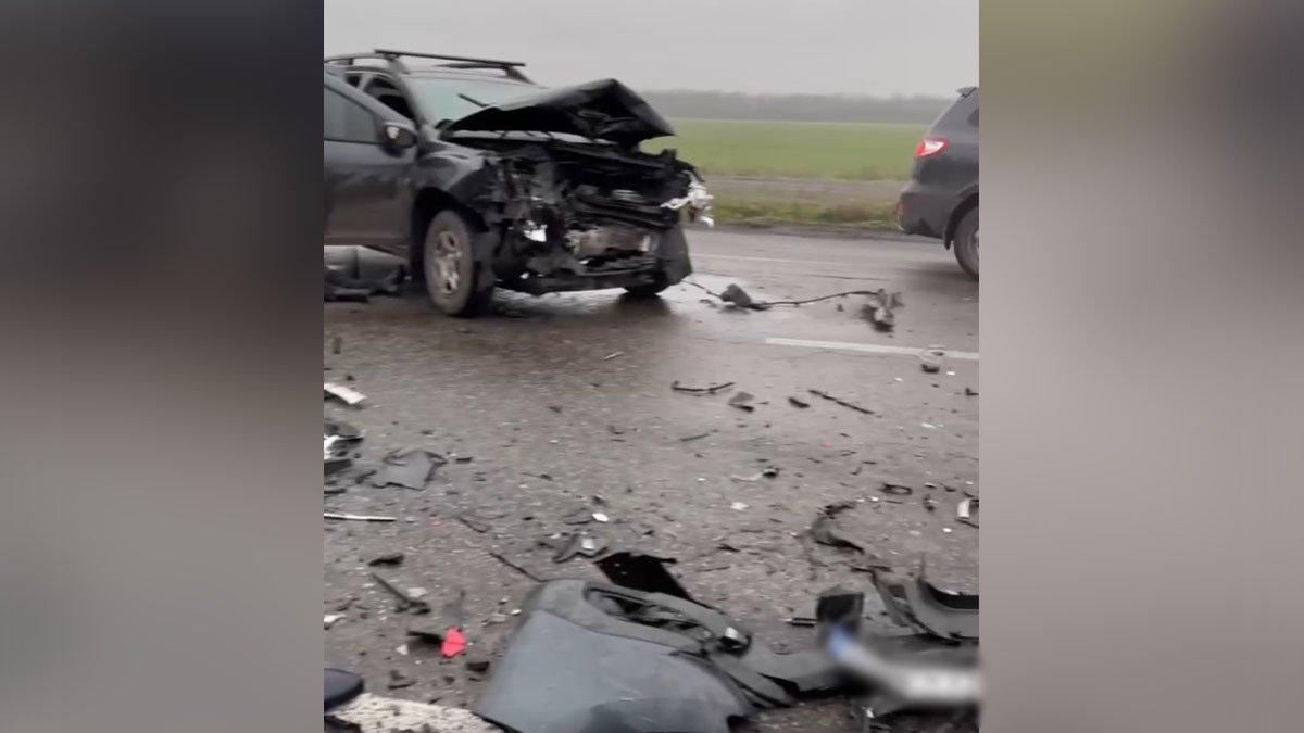 На виїзді з Павлограда лоб в лоб зіштовхнулись Renault та Peugeot: загинула жінка, ще 4 людей постраждали