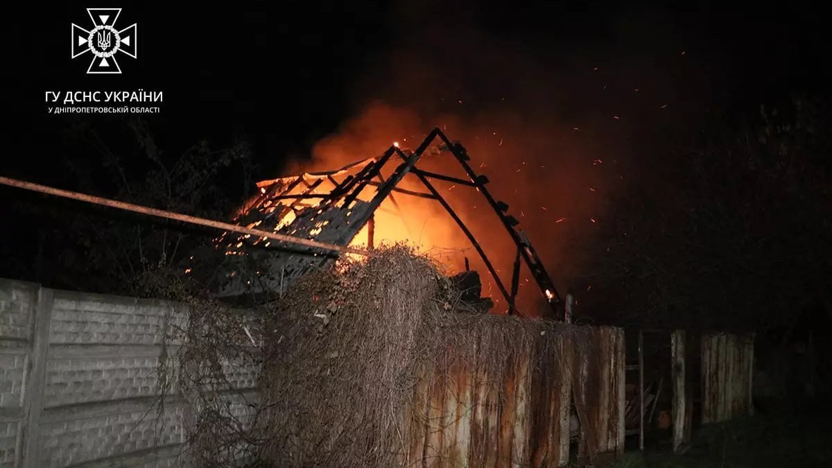 В Днепре в переулке Кожемяки горел дом: в огне едва не погиб мужчина