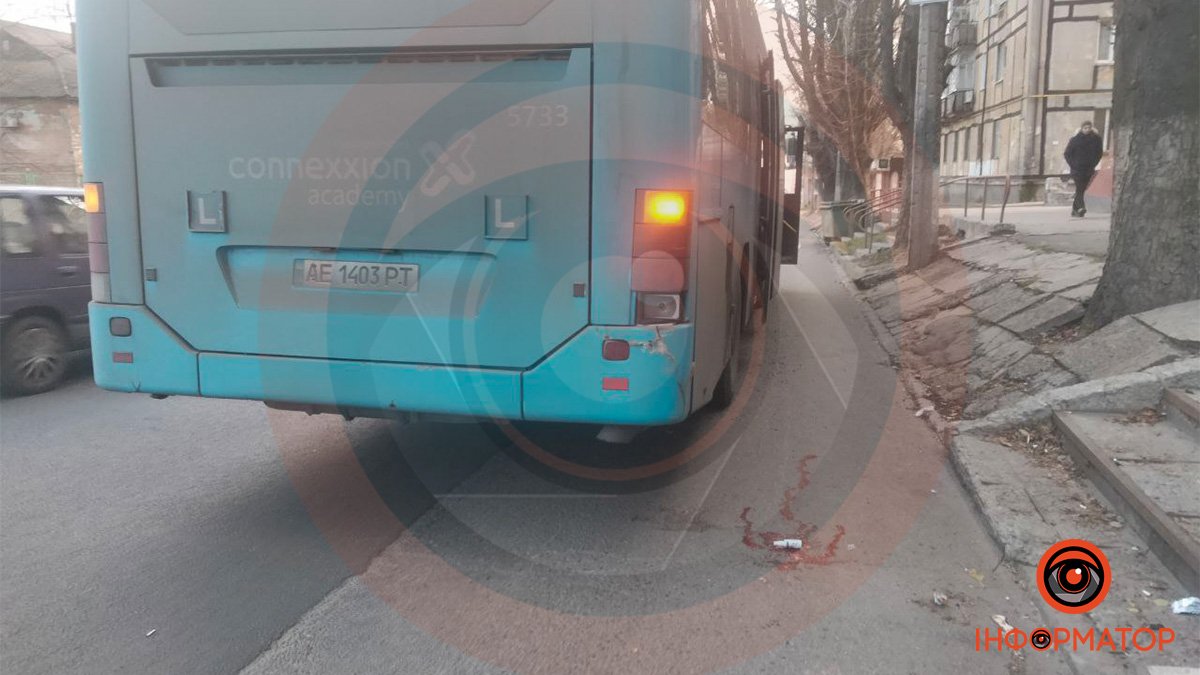 Випала на дорогу: у Дніпрі на Мазепи автобус №146Б переїхав ногу жінки