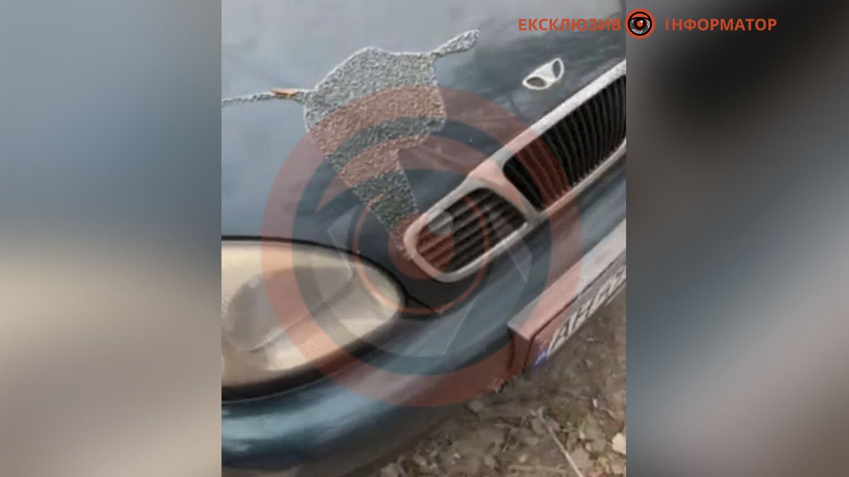 Пошкоджені 10 машин: у Дніпрі на Слобожанському проспекті облили кислотою припарковані авто