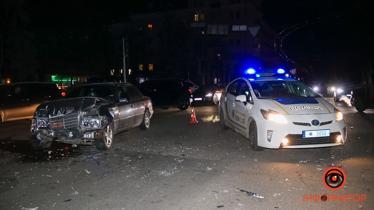 В Днепре на Яворницкого столкнулись Mercedes и Volkswagen: машина опрокинулась на бок