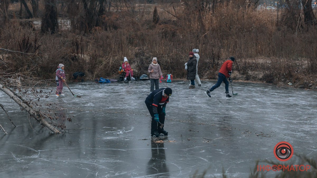 Отряд самоубийц: в Днепре на первый лед вышли дети и взрослые