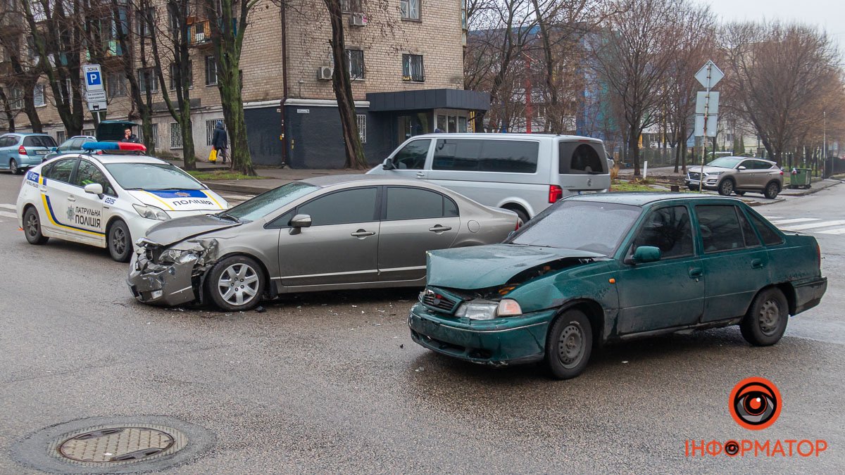 У Дніпрі на Антоновича зіштовхнулися Honda та Daewoo: постраждав чоловік