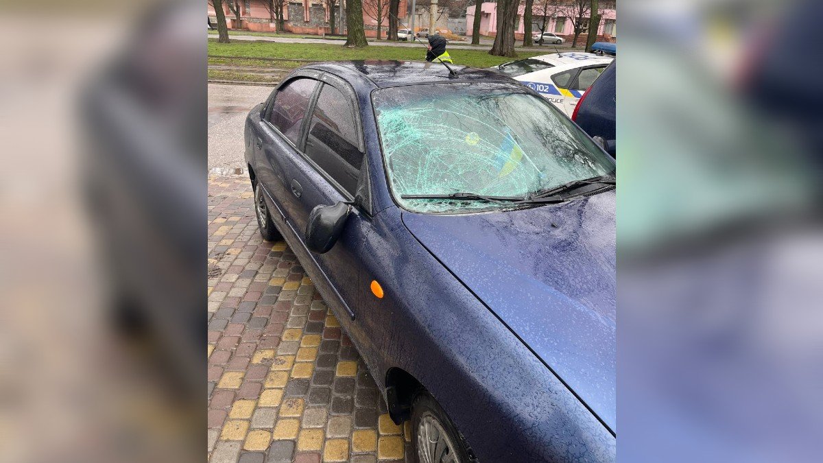 У Дніпрі на Лесі Українки Daewoo збив чоловіка: водій відвіз постраждалого з місця ДТП