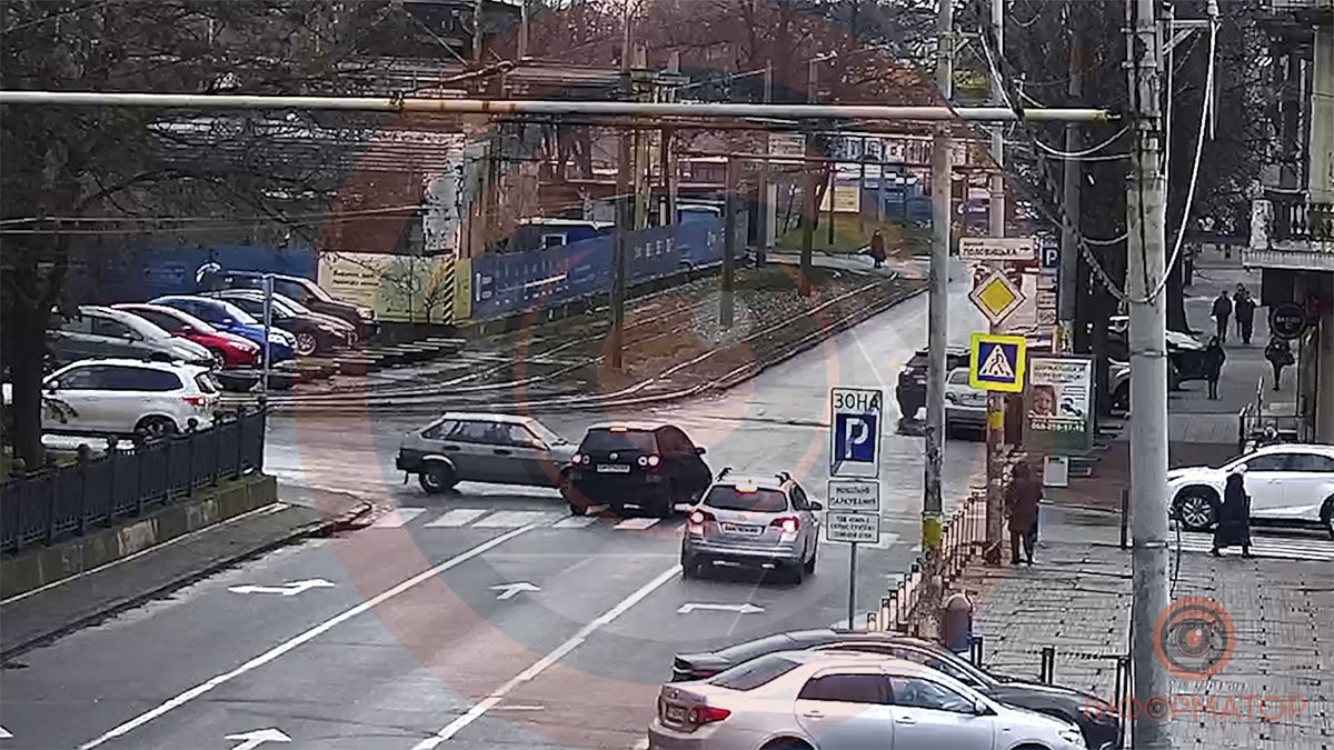 Видео момента: в Днепре на Яворницкого столкнулись ВАЗ и Volkswagen, последний улетел в ситилайт на тротуаре