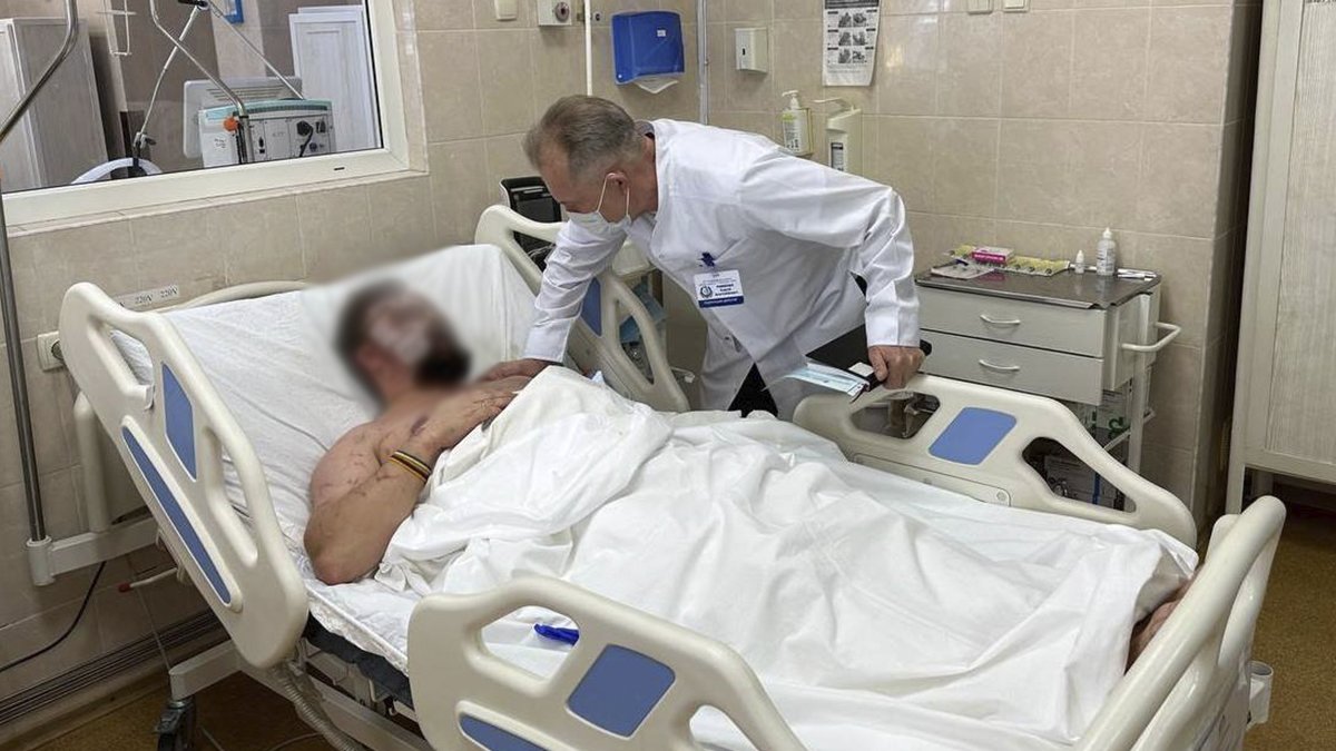 "От друзей осталась только память": в больнице Днепра спасают мужчину, который подорвался при разминировании