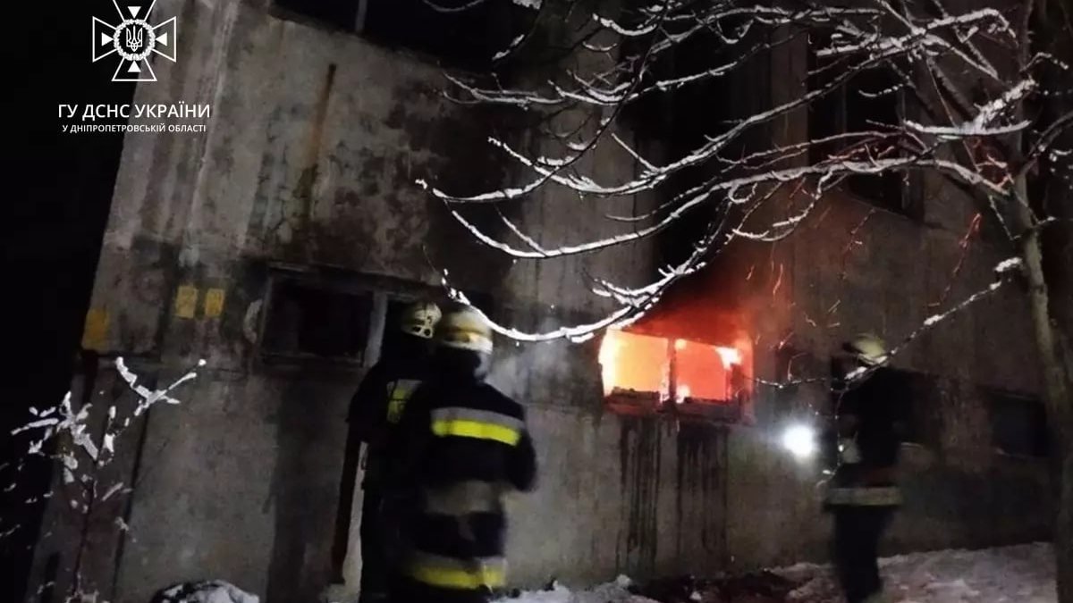 В Днепре на Рабочей горело заброшенное здание: пострадал мужчина