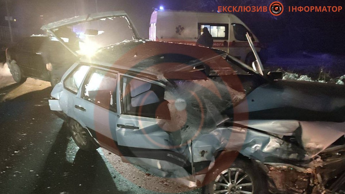 У Дніпрі на Магдалинівській зіткнулися Mercedes та ВАЗ: постраждав чоловік
