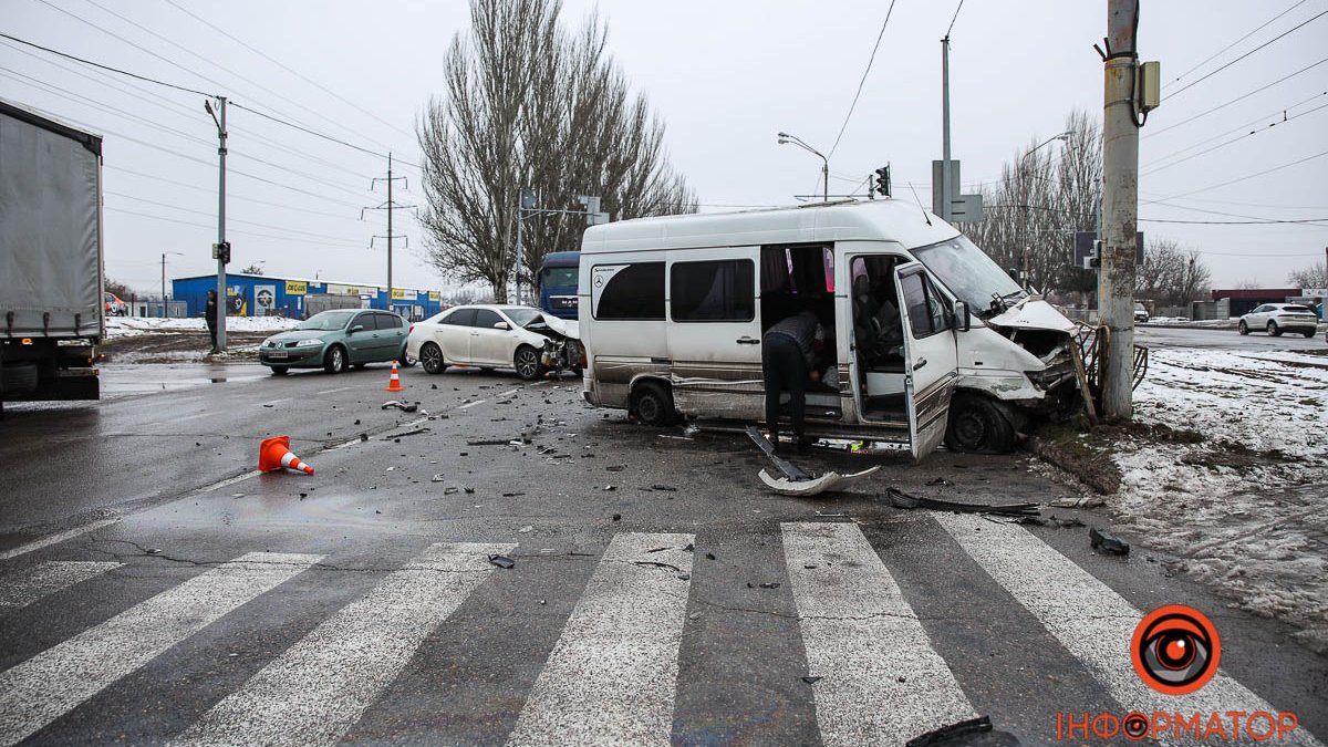 В Днепре на Донецком шоссе столкнулись Toyota и Mercedes: есть пострадавшие, образовалась пробка