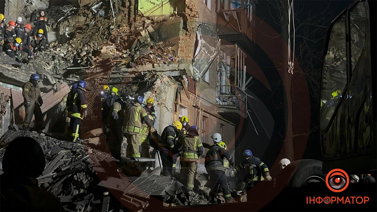 В Кривом Роге из-под завалов дома, в который попала ракета, достали тело женщины: ребенка еще ищут