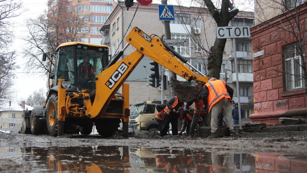 Аби запобігти постійним просіданням дороги: у Дніпрі ремонтують вулицю Гоголя