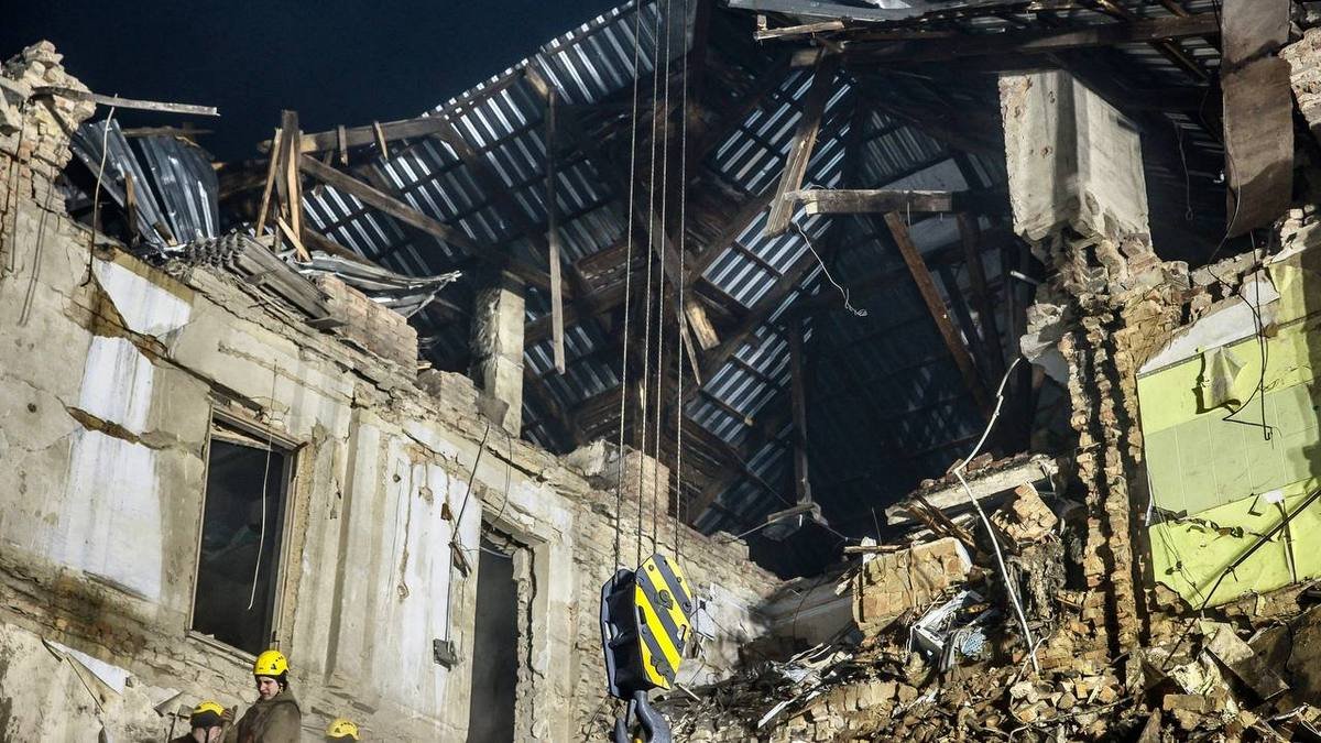 В Кривом Роге из-под завалов дома, в который попала ракета, достали тело 1,5-летнего мальчика.