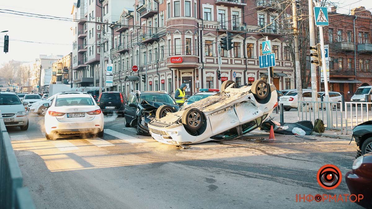 В Днепре на Старокозацкой столкнулись Ford и две Renault: один из автомобилей перевернулся, движение затруднено