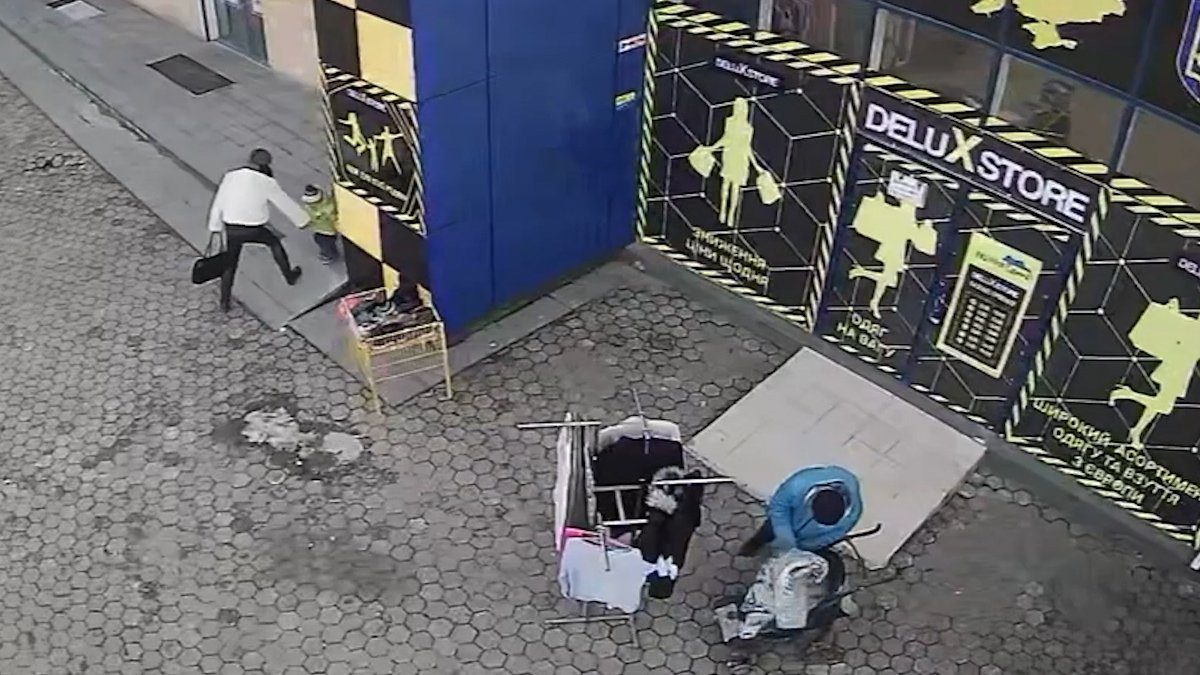 В Днепре на Титова мужчина украл женскую жилетку: видео