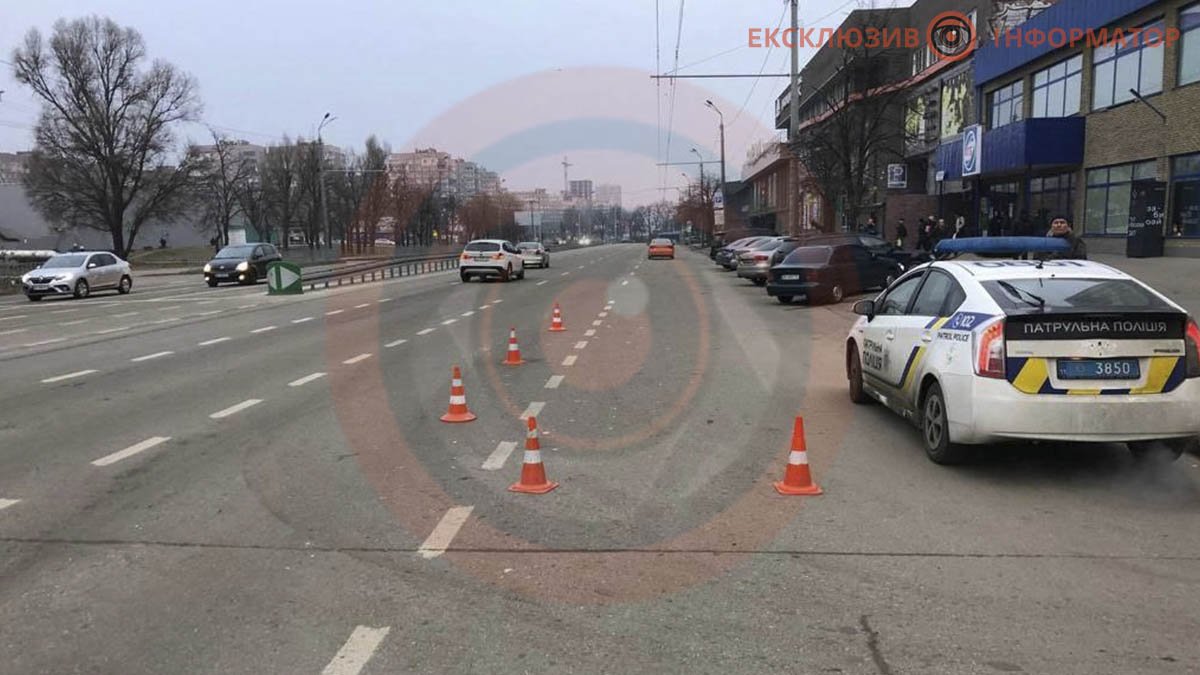 В Днепре на проспекте Героев Hyundai сбил мужчину: пострадавший скончался в больнице