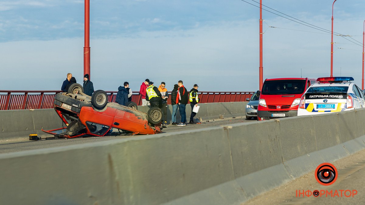 В Днепре на Новом мосту «Таврия» столкнулась с двумя Hyundai и перевернулась: образовалась пробка