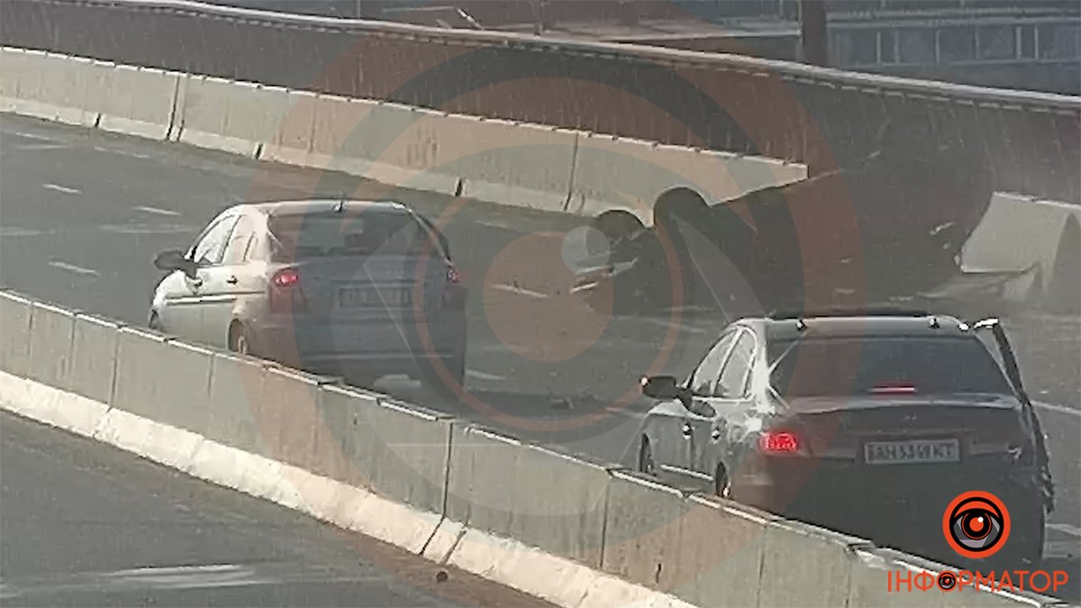 В Днепре на Новом мосту "Таврия" столкнулась с двумя Hyundai и перевернулась: видео момента