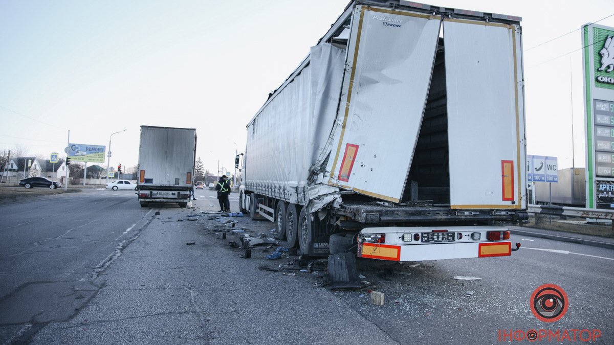 В Днепре на Полтавском шоссе столкнулись грузовики MAN и DAF: водителя последнего госпитализировали