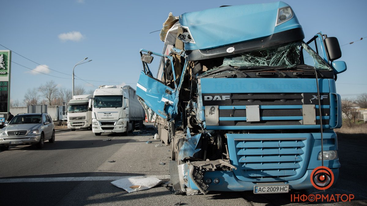 Відео моменту ДТП: у Дніпрі на Полтавському шосе зіштовхнулися вантажівки MAN та DAF