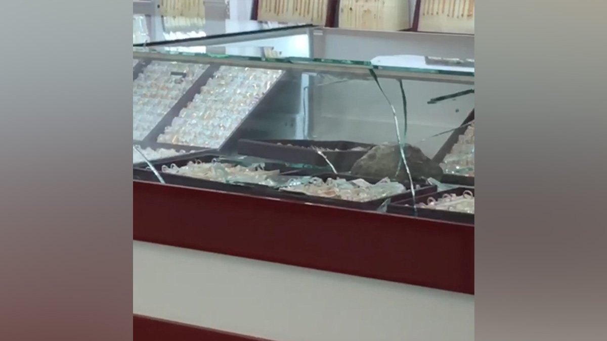 Разбил стеклянную витрину камнем: в Днепре на Богдана Хмельницкого мужчина ограбил ювелирный магазин