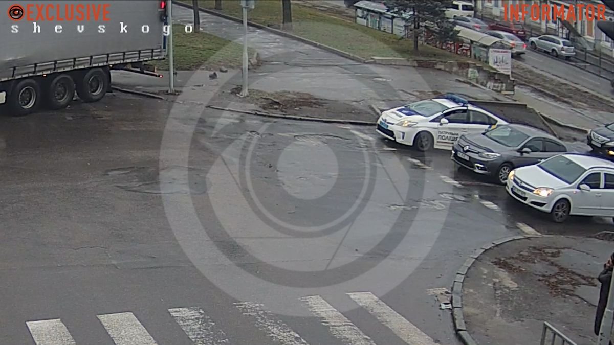 Відео моменту ДТП: у Дніпрі на Святослава Хороброго фура на очах у поліції збила світлофор