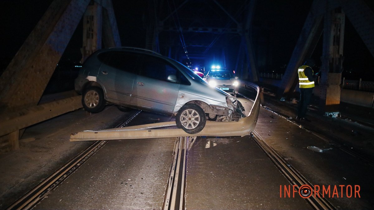 У Дніпрі на Амурському мосту Chevrolet врізався у відбійник та повис на ньому: рух трамваїв паралізовано