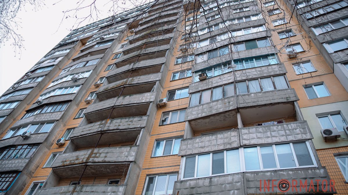 В Днепре на Тополе-3 мужчина выпал из окна многоэтажки