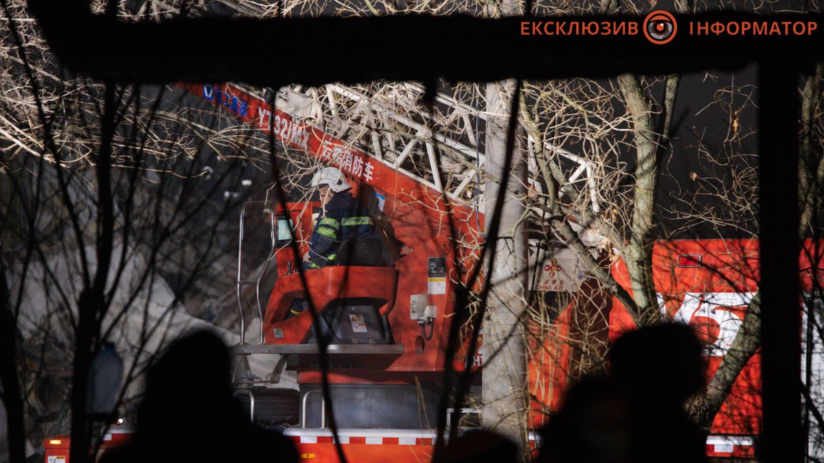 Відео з місця: є загроза обвалу плит будинку, який зруйнувала російська ракета у Дніпрі