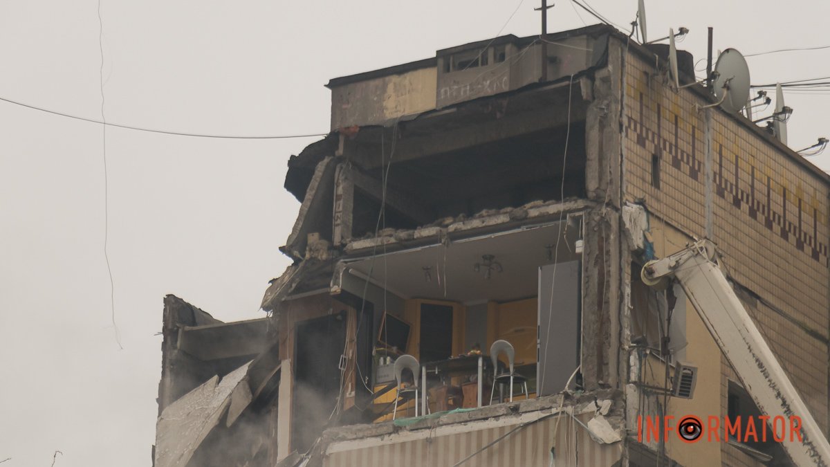 "Стільці незламності": как в Днепре утром выглядит разрушенная многоэтажка