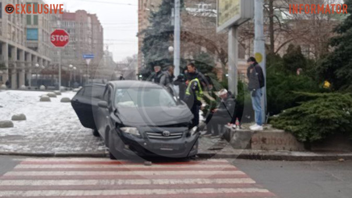 У Дніпрі на проспекті Яворницького перекинулася Toyota: відео моменту ДТП