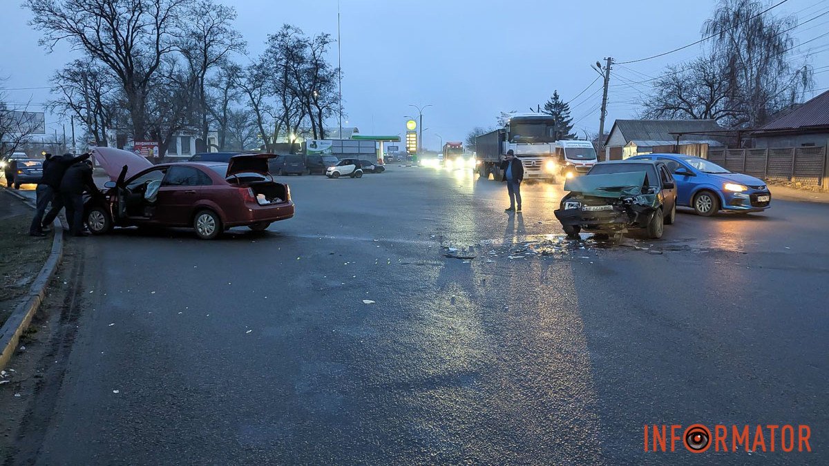 У Дніпрі на Передовій зіштовхнулися Chevrolet та ВАЗ: постраждала жінка