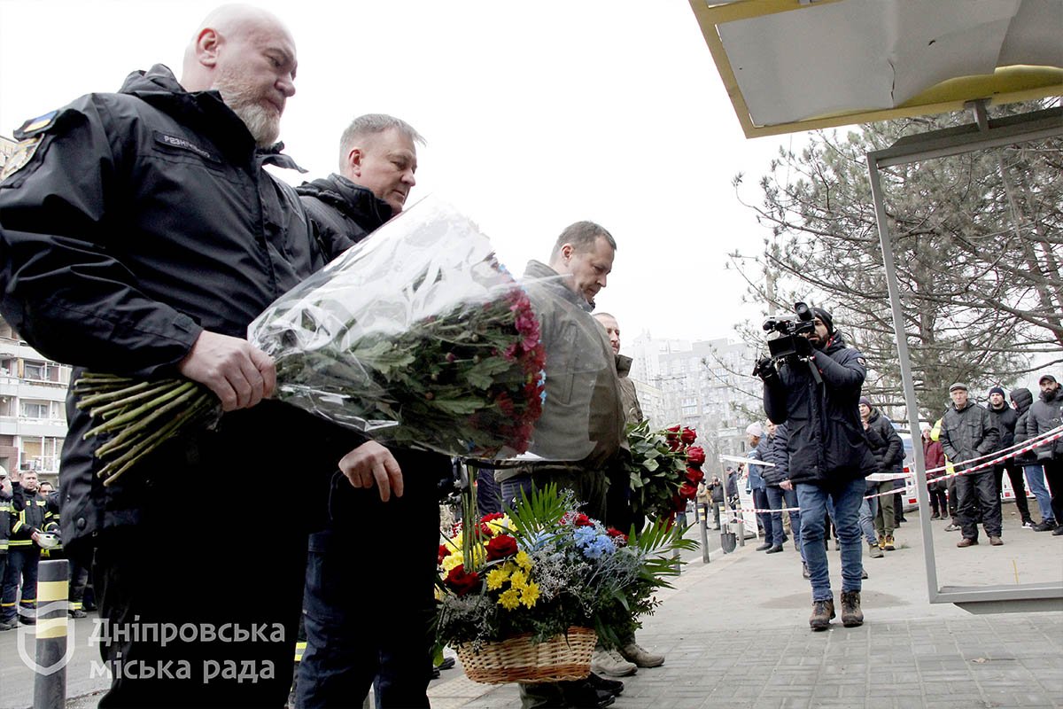 Філатов разом з рятувальниками, поліцейськими та військовими вшанував пам’ять загиблих у будинку на Перемозі