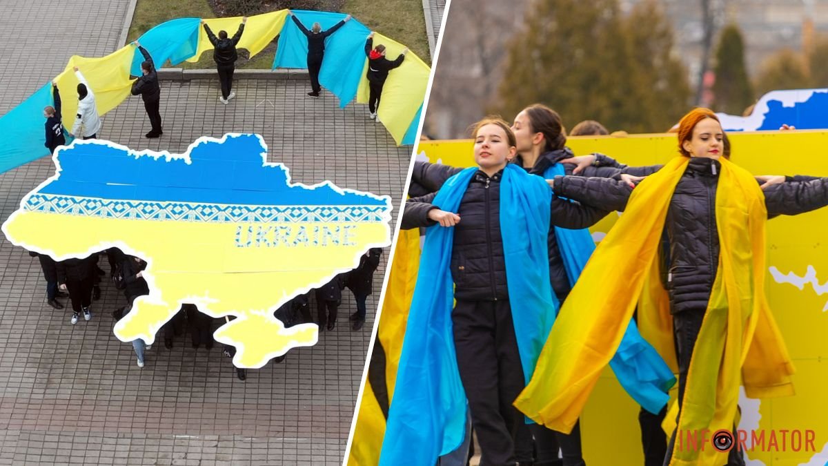 В Днепре студенты устроили флешмоб ко Дню Соборности Украины