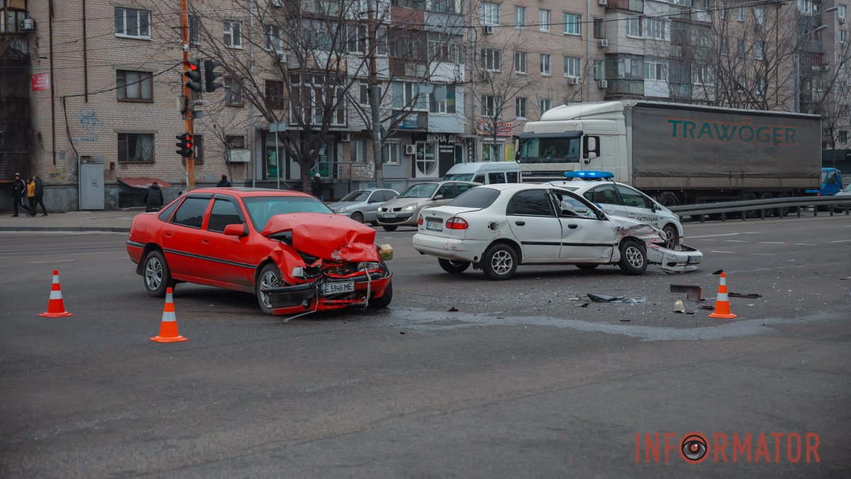 Видео момента: в Днепре на Слобожанском проспекте столкнулись Opel и Daewoo