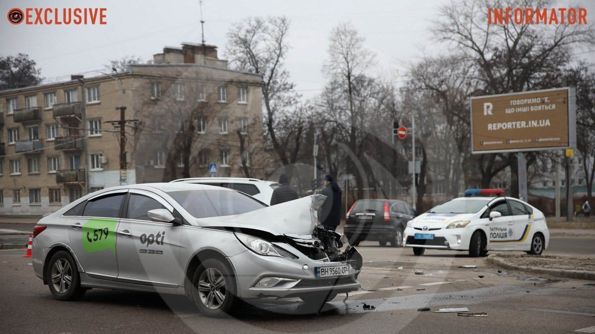 У Дніпрі на проспекті Поля зіштовхнулися Hyundai таксі Opti та Volkswagen: рух ускладнений