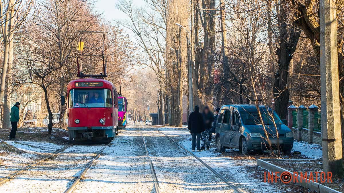 В Днепре на Севастопольской столкнулись трамвай и Volkswagen