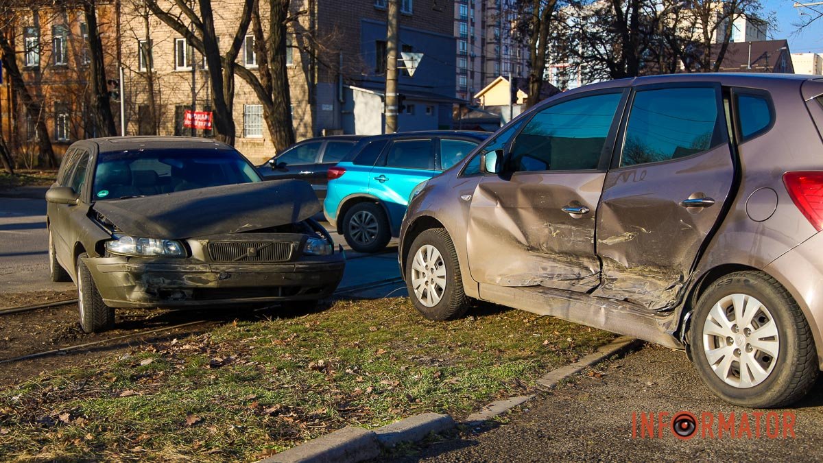 В Днепре на улице Антоновича столкнулись Hyundai на Volvo: движение трамваев заблокировано