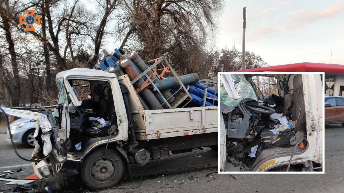 В Днепре на Кайдакском мосту столкнулись ВАЗ и два грузовика: 24-летнего мужчину зажало в салоне