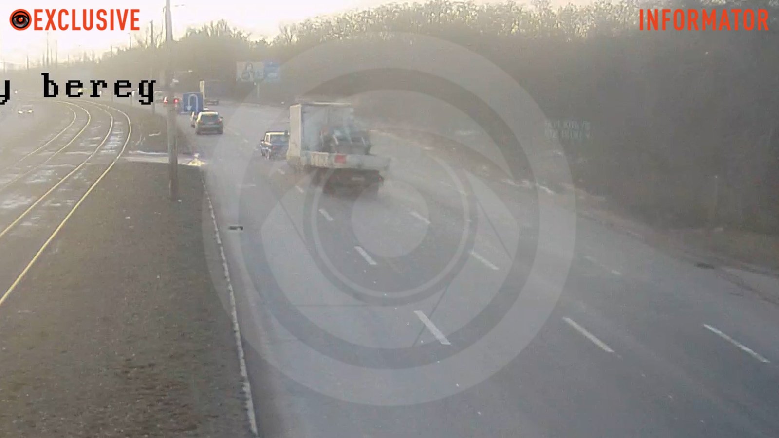 У Дніпрі на Кайдацькому мосту зіштовхнулись ВАЗ та дві вантажівки: відео моменту
