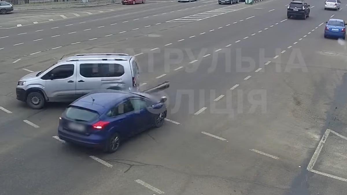 В Днепре на Запорожском шоссе Ford проехал на красный и столкнулся с Peugeot: видео момента