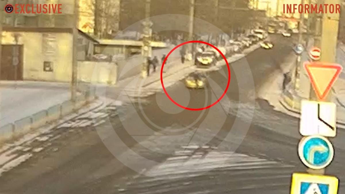 В Днепре на проспекте Мира на "зебре" ВАЗ сбил мужчину: видео момента ДТП