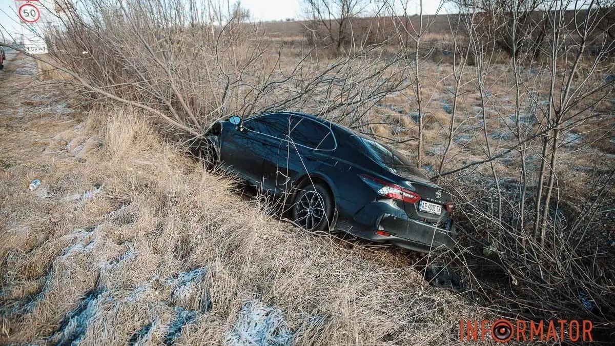 На выезде из Днепра Toyota насмерть сбила 22-летнюю девушку: необходима помощь свидетелей